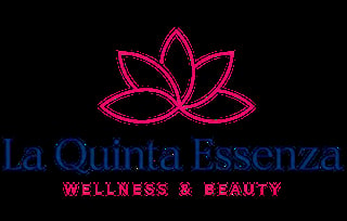 La Quinta Essenza logo con fiore di loto rosa e testo blu e rosa per benessere e bellezza